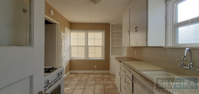 Building Photo - m-300