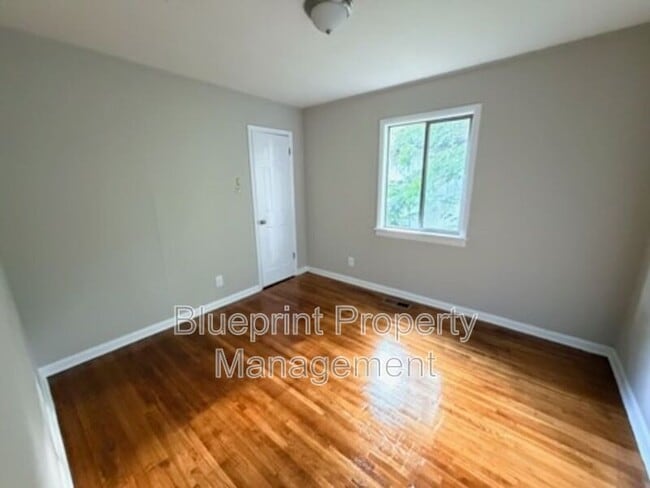 Building Photo - 3736 Oak Ave SW