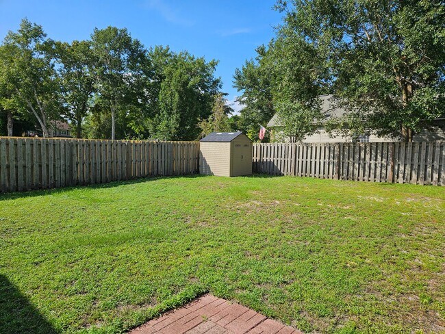 Building Photo - Beautiful unfurnished 4 bedroom, 2.5 bath ...