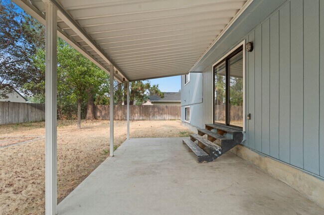 Building Photo - Single-Family Residence for rent in south ...