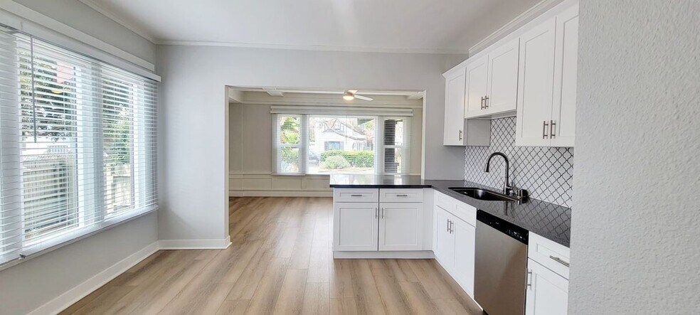 Building Photo - 1048 E 5th St