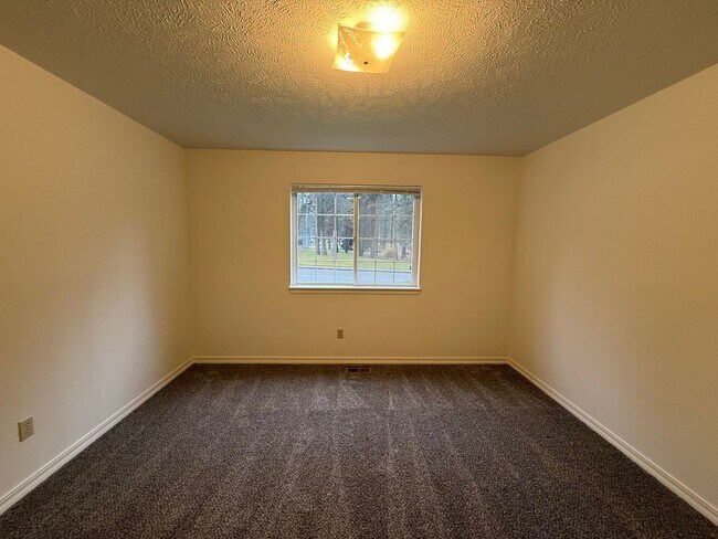 Building Photo - Stunning 3 Bed, 2 Bath Home near Riverside...