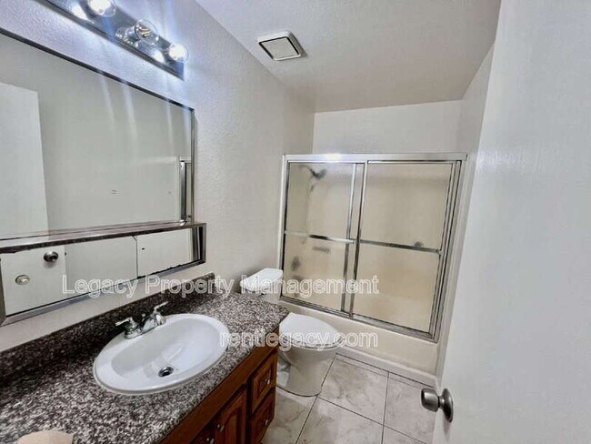 Building Photo - 827 Crested Dr