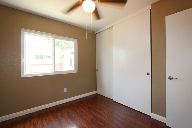 Building Photo - Beautiful 4 bedroom 2 bathroom home in Mira Mesa available now