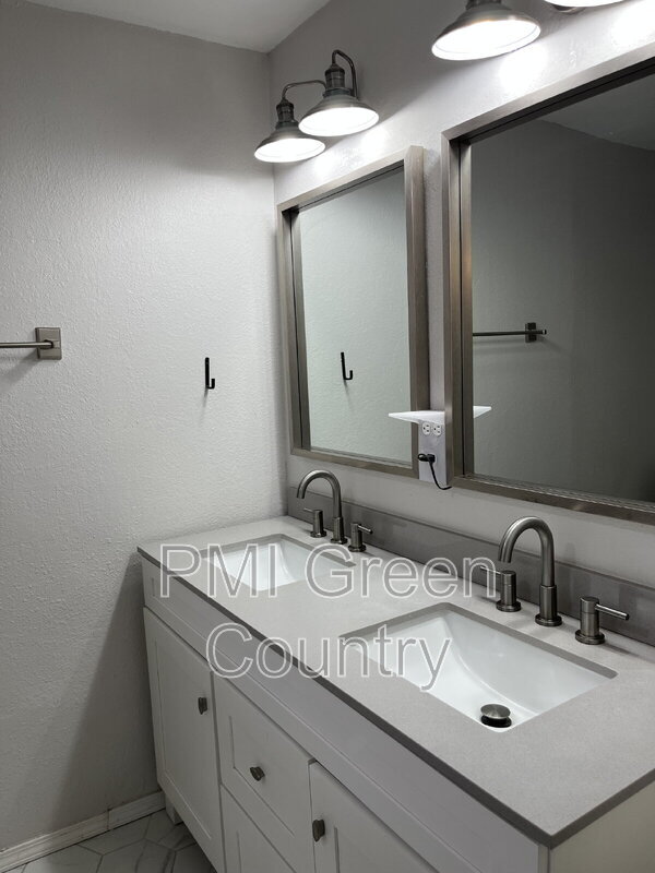 Building Photo - 929 N Juniper St