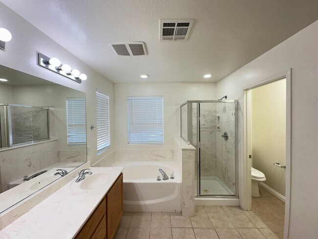 Building Photo - DECATUR & BLUE DIAMOND