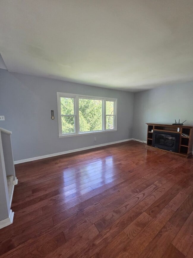 Building Photo - $2,300 - 4 Bedroom 2.5 Bathroom Unfurnished House in Forest Hills