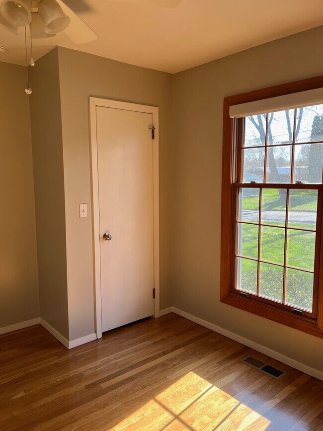 Building Photo - 3 Bedroom / 1 Bath  Johnson City, TN