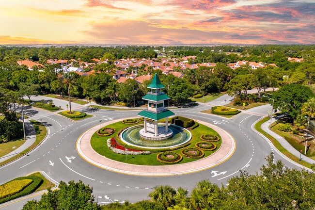 Building Photo - 7903 Plantation Lakes Dr