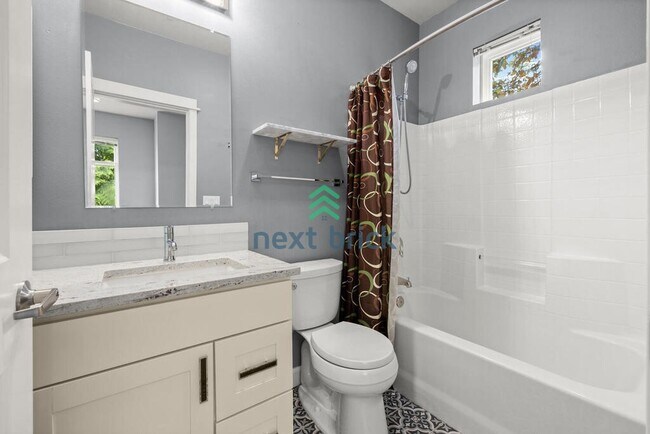 Building Photo - 3 Bed 2.5 Bath End Unit Townhome is Available for Rent!