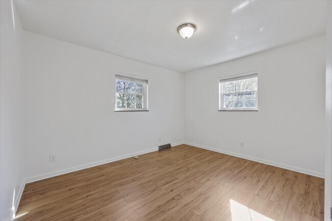 Building Photo - 930 Corning Rd