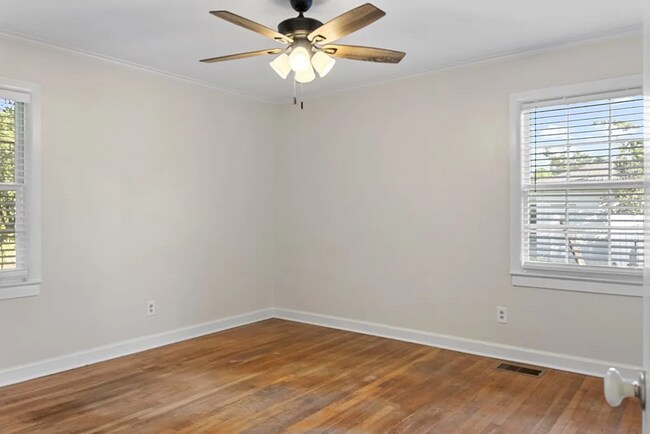 Building Photo - 2206 White Oak Dr