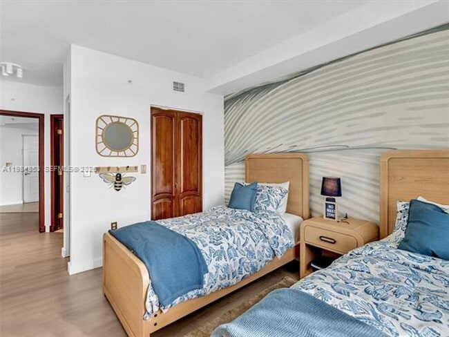 Building Photo - 17150 N Bay Rd