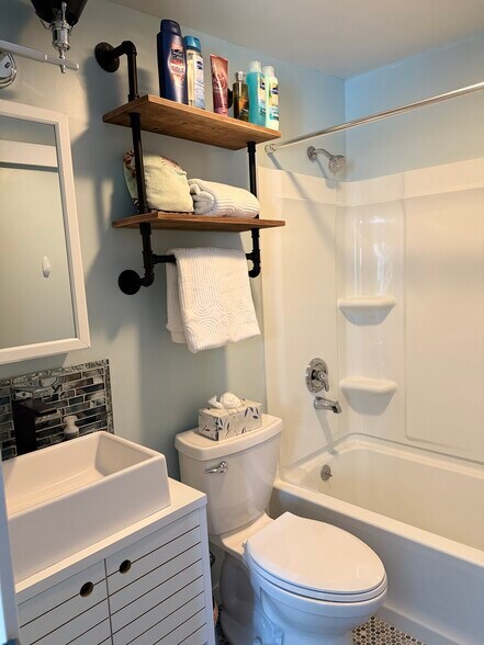 Blue bedroom bathroom - 18350 Cumbres Rd