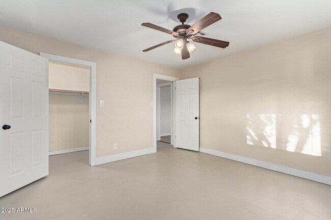 Building Photo - 1422 W Orange Dr