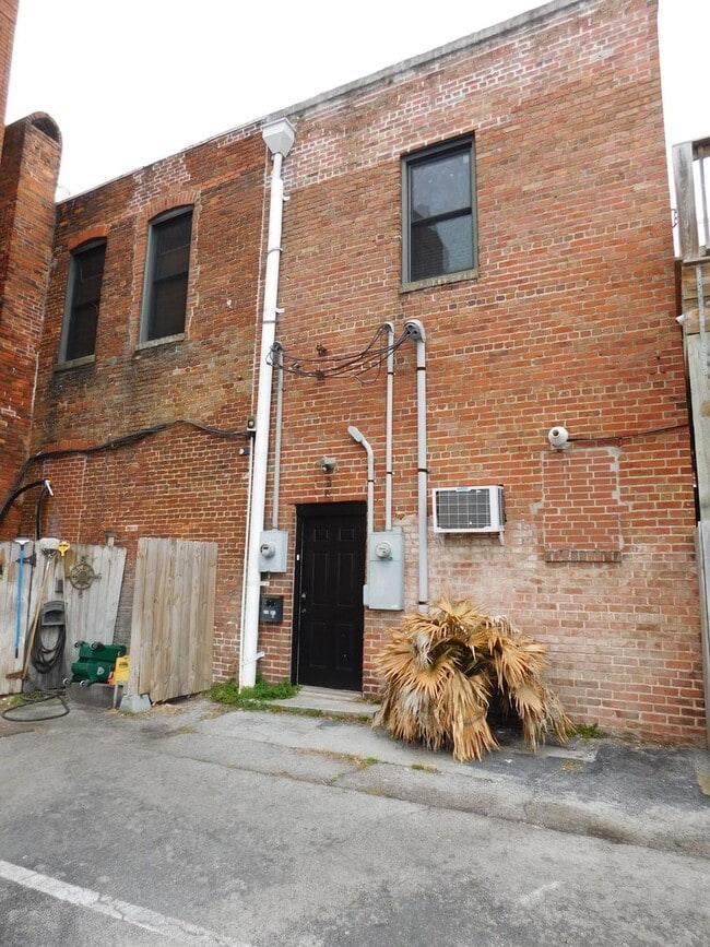 Building Photo - 216 Middle St