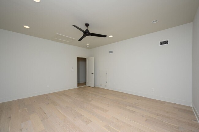 Building Photo - **LIKE-NEW, HIGH-END EXECUTIVE HOME WITH I...