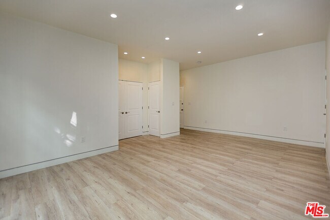 Building Photo - 7223 Willoughby Ave