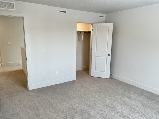 Building Photo - "Spacious 4-Bedroom Home on East Caldera Street with 2.5 Baths and 2,498 Sq Ft of Comfort in Meri...