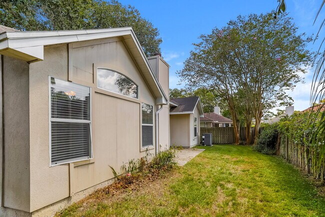 Building Photo - 265 Maplewood Dr