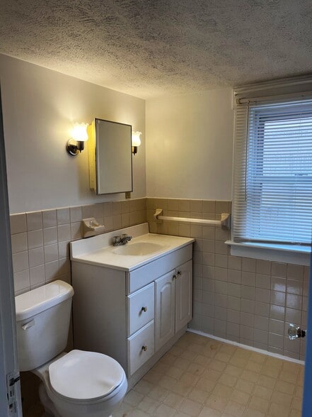 Building Photo - 17 Elm St