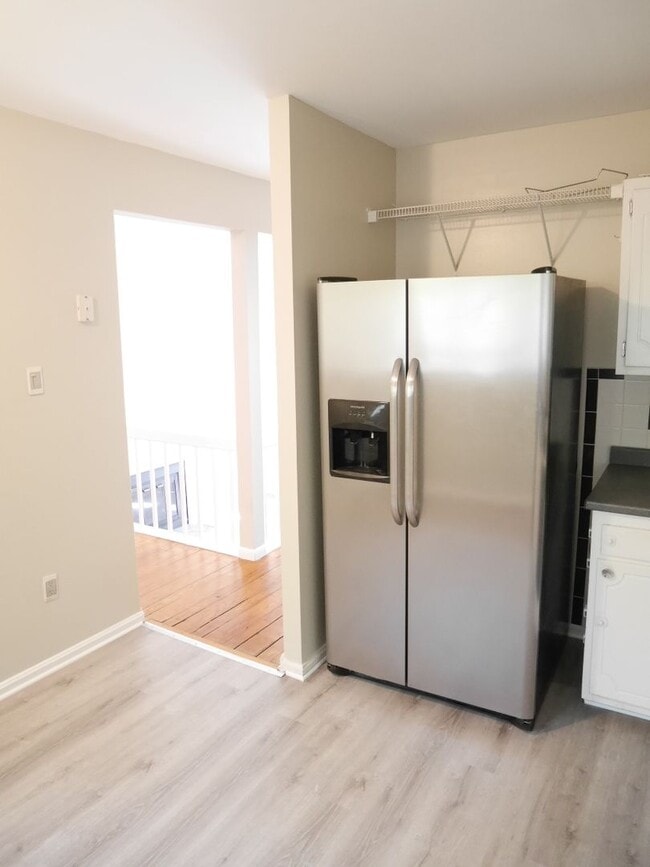 Building Photo - Columbia Contemporary Charmer in a Prime L...