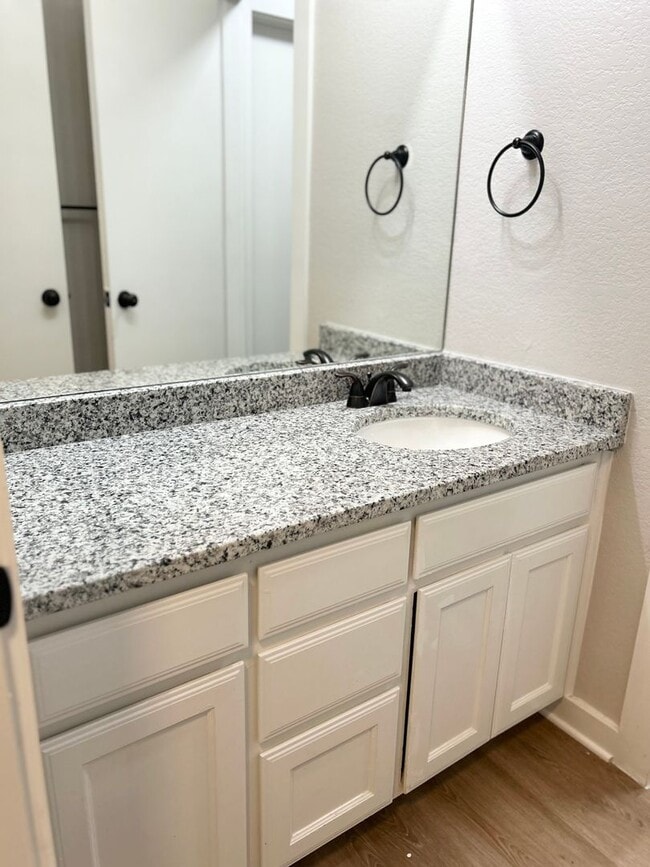 Building Photo - Charming Remodeled Duplex - Move- in READY!