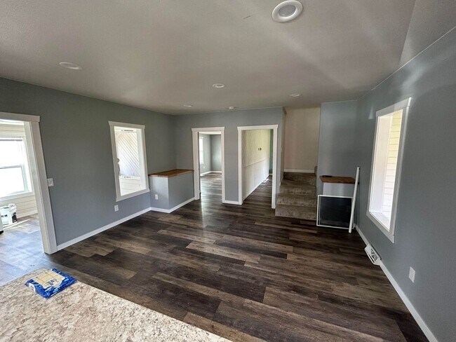 Building Photo - 3 Bedroom House