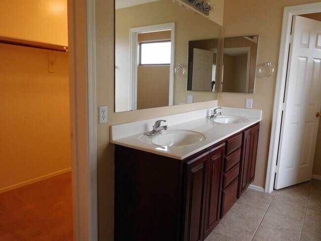 Building Photo - Huge 2700 SFT, Golf-view Community in Villages at Queen Creek!