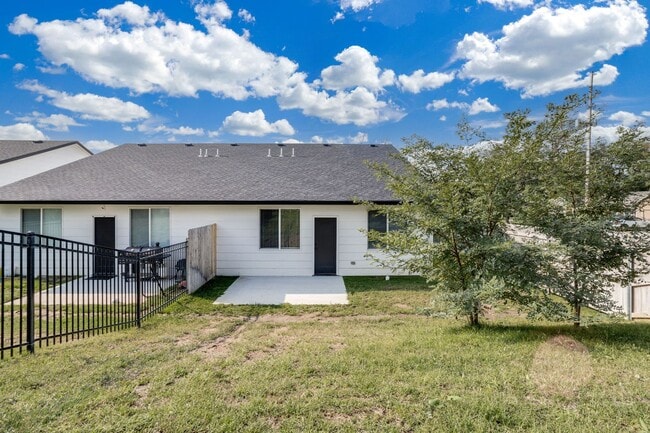 Building Photo - Anna Duplex- 3 Bedroom!