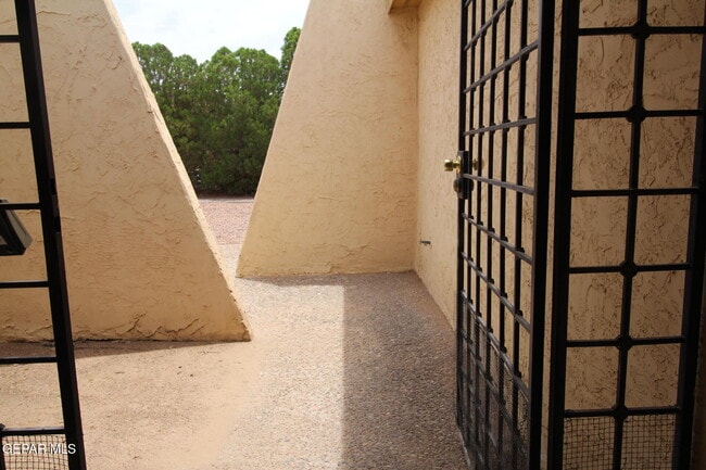 Building Photo - 10711 Ivanhoe Dr