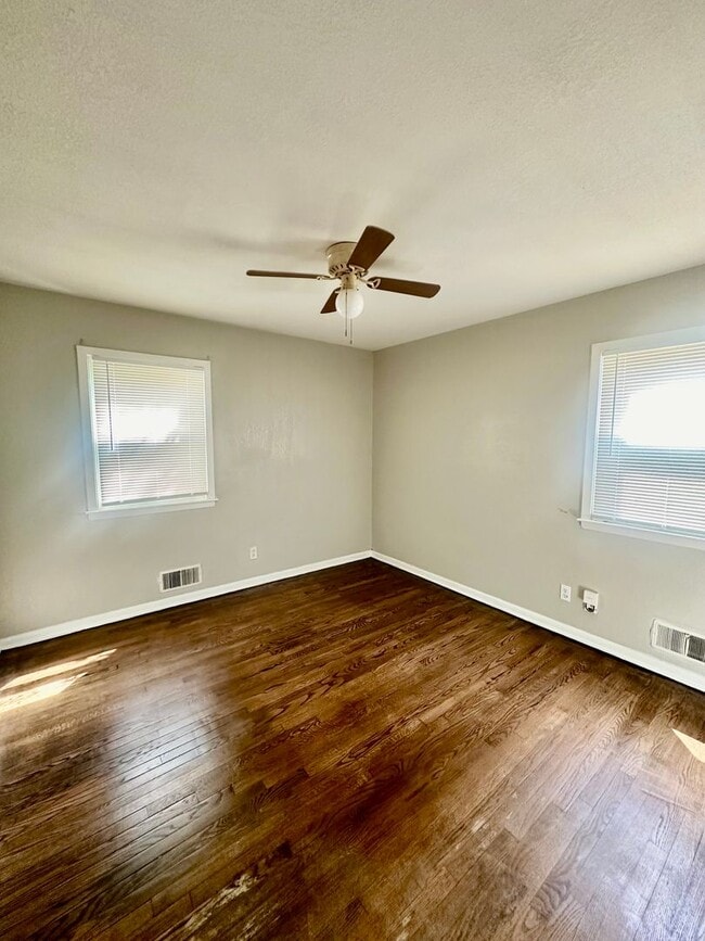 Building Photo - Cute 3 Bedroom 1 Bath For Rent!