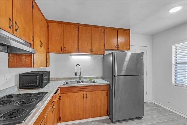 Building Photo - 324 N Lakeland Ave