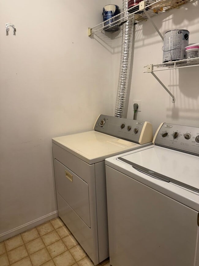 Building Photo - Spacious Two Bedroom Condo