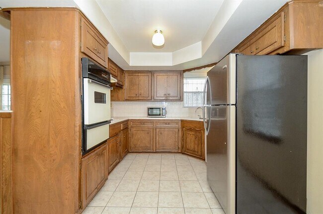 Building Photo - 701 Redan St