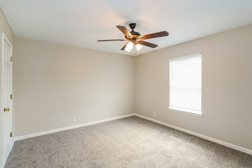 Building Photo - 833 Lavergne Ln