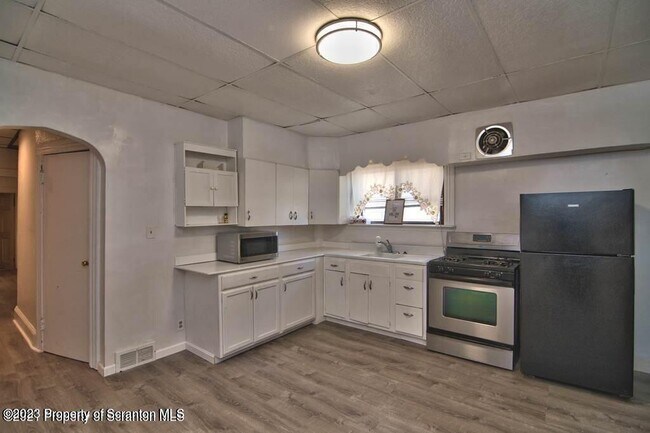Building Photo - 1418 Capouse Ave