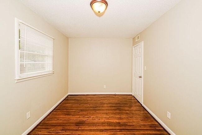 Building Photo - $1250! 3Bed/1Bath in Center Point! Available now!