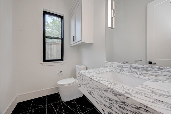 Building Photo - 1506 W 43rd St