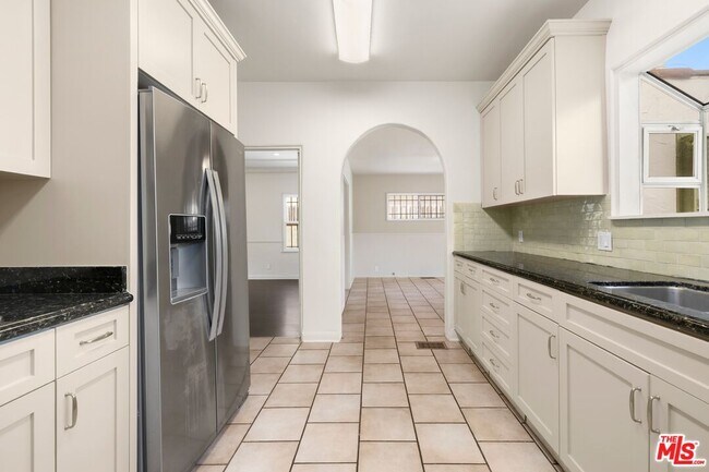 Building Photo - 120 S Poinsettia Pl