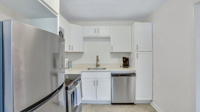 Building Photo - Fully Renovated Units Move-in Ready!