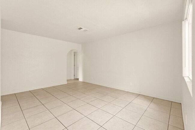 Building Photo - Spacious Ground-Level 2-Bedroom Condo Near...