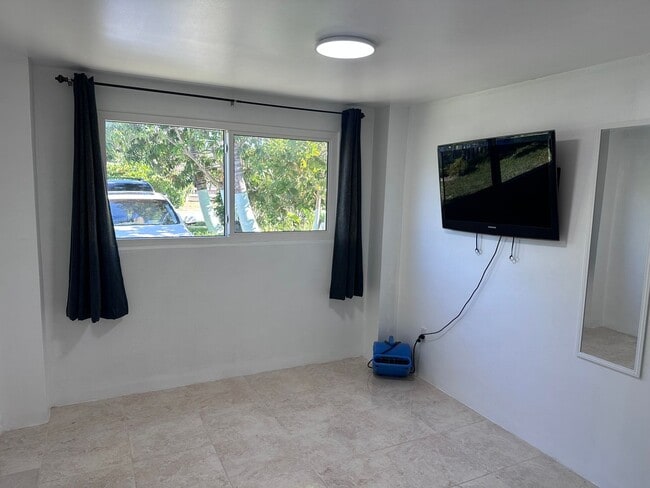 Building Photo - Studio in North Miami Beach Includes Utilities/ Estudio en North Miami Beach Incluye servicios pú...