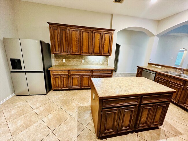 Building Photo - 5643 Walnut Glen Ln