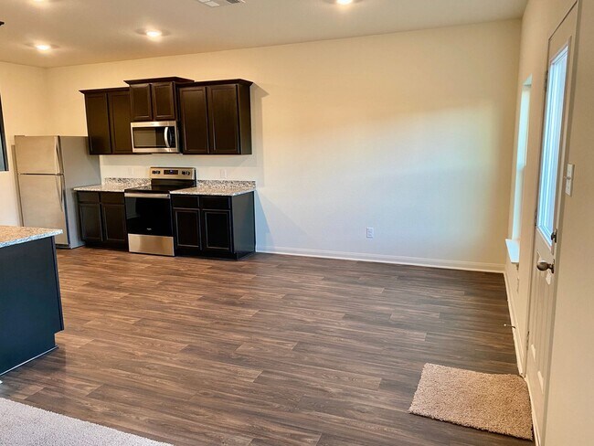 Building Photo - Experience Luxury Living: 4 Beds, 2.5 Bath...