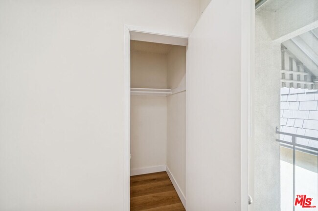 Building Photo - 842 Westbourne Dr