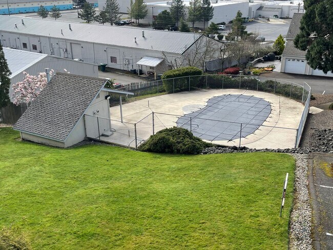 Building Photo - 27 NW Mountain View St