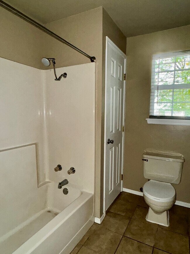 Building Photo - 705 S 5th St