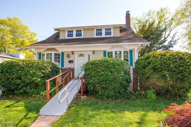 Primary Photo - 33 Bassett Ave