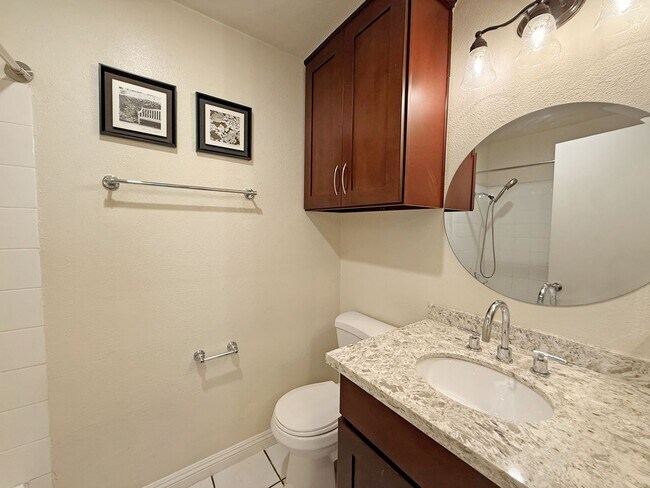 Building Photo - Spacious Studio Unit in Eastlake w/ AC!